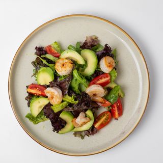 Салат с креветкой и соусом песто