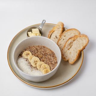 Гречневая каша с бананом и кокосовой стружкой