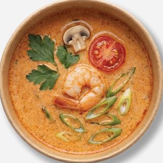 Том ям с лососем и креветками