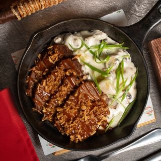 Томленая говядина с картофелем и грибами