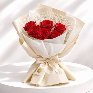 Bouquet de roses Rouge emballé dans un papier blanche et beige crémé
