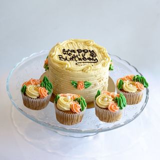 Cake vintage Happy birthday + 4 cups cakes