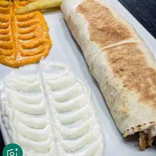 Sandwich shawarma à la viande avec frites