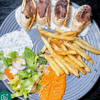 Sandwich shawarma à la viande arabe avec frites et salade