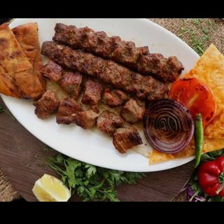 Repas de viandes grillées mixtes 350 g + salade + frites