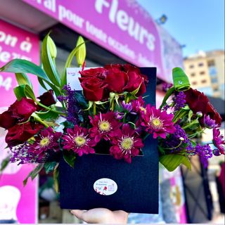 Élégance Rouge En Panier Noir