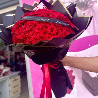 Grand Bouquet De Roses Rouges Élégant