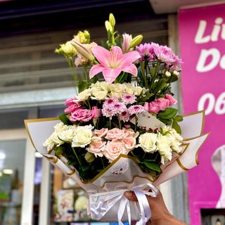 Composition florale avec des roses en couleur pastel & lilium en rose 