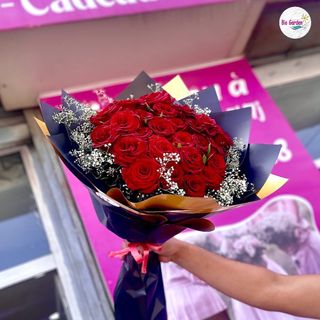 Bouquet Rond Roses Rouges & Papier Noir-doré