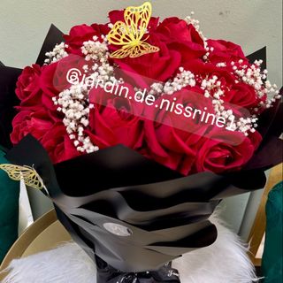 Bouquet rouge avec des fleurs artificielles 