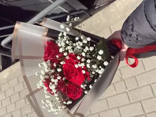 4 rose rouge avec gypsophile