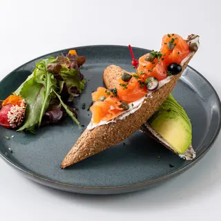 Tartine De Saumon Fumé & Crème Cheese Aux Herbes Et Avocat