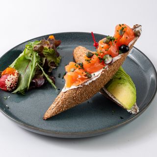Tartine De Saumon Fumé & Crème Cheese Aux Herbes Et Avocat