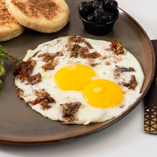 Omelette ou oeufs au plat au khlii