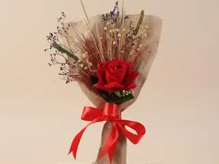 MINI BOUQUET 1 ARTIFCIAL ROSE ROUGE JUTE