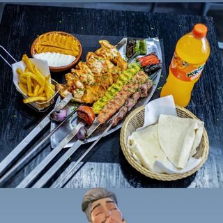 Un demi-kilo de viande grillée mixte avec des frites ou du riz et un litre de soda