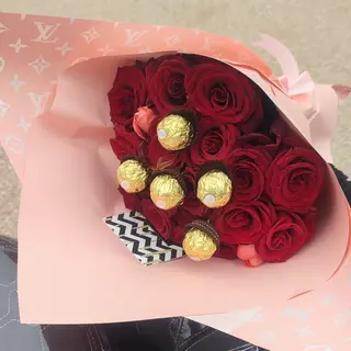 باقة ورد وشكولاطة