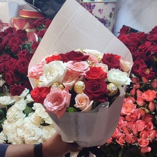 باقة ملونة مع شكولاطة