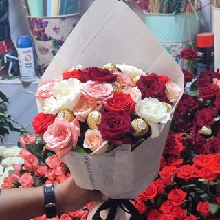 باقة ورد ملونة مع شكولاطة