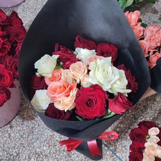 باقة ورد ملونة طازجة