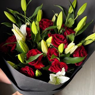 Bouquet de lys et rose rouge