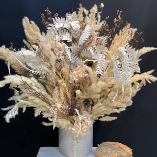 Nuances blanc et beige.