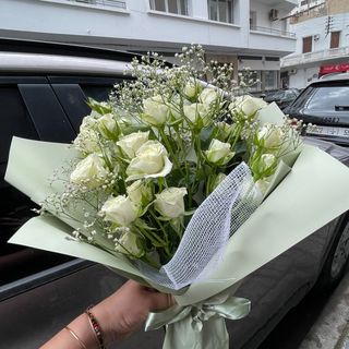 Mini roses et gypsophiles