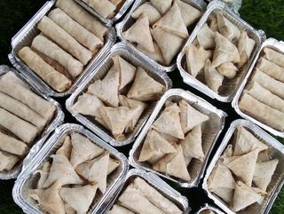 Pack Assortiment Salé Surgelé – 24 pièces 6 Briouates Kefta 6 Briouates Poulet Béchamel 6 Nems au Fromage 6 Mini Pastillas Poulet aux Amandes