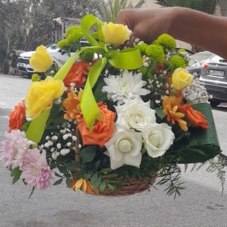 panier de fleur variée avec ruban vert