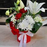 le petit box de fleur rouge et blanc