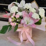 box  avec des fleurs roses et blanc