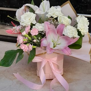 box avec des fleurs roses et blanc