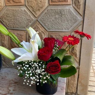 composition florale lys blanc et Gypso avec rose rouge