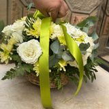 panier de fleur (rose blanc et jaune) et feuillage vert