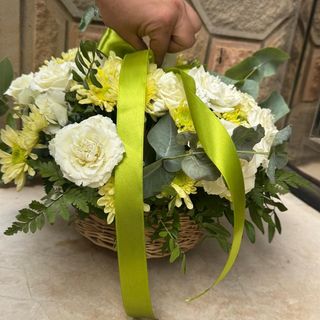 panier de fleur (rose blanc et jaune) et feuillage vert