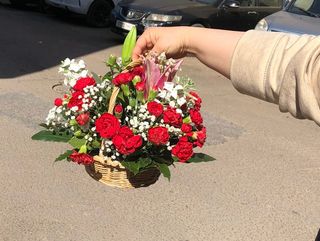 panier fleur de lys avec de oilles rouge et gypsophile
