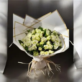 bouquet de fleur  40 roses blanc et feuillage vert