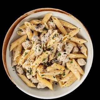 Penne poulet aux champignons, tomates séchées et parmesan