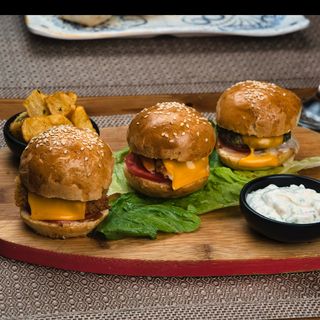 TRIO BURGER