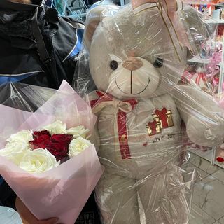 دب جميل مع باقة من الورد للاحباب