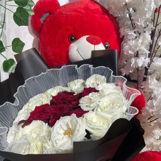 دب احمر حجم كبير مع باقة ورد مميزه للغاليين