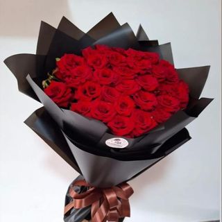 باقة ورد جوري احمر بتغليف اسود جداب