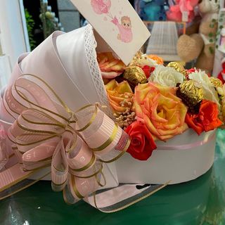 بوكس ورد المولود الجديد مع بطاقه تهنئه وحبات شكلاطة