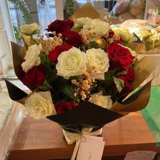 باقة ورد جوري ملونة توضع علي الطاولة للمناسبات الجميلة