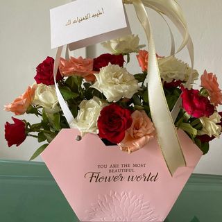 سلةسوداء بورود ورود ملونة مع شكلاطة فرررو روشي لاحبابكم