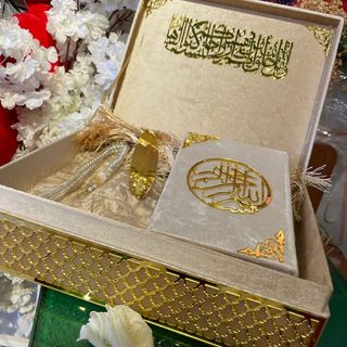 هدية جميلة عبارة عن سجاد الصلاة ومصحف بكتابة الامام ورش وسبحة وفاضل قران