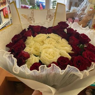 باقة 50وردة بتغليف انيق للمناسبات الخاصه