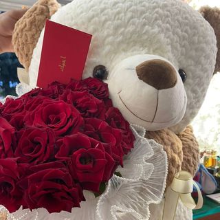 دبدوب حجم كبير مع باقة ورد جوري احمر