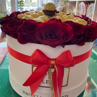 بوكس ورد ابيض وشكلاطة فريرو روشي