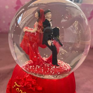 كرة التلج الحمراء المميزه بموسيقى واضاءة جميلة